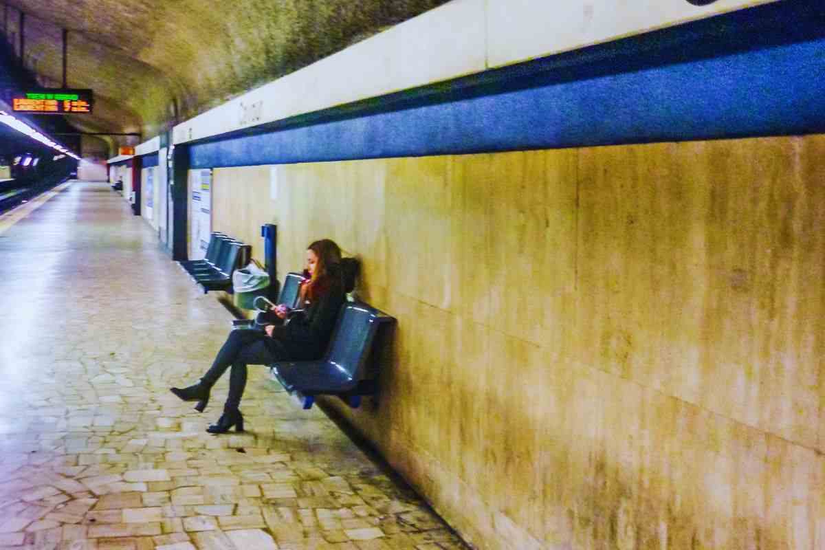 la banchina di una metropolitana a roma