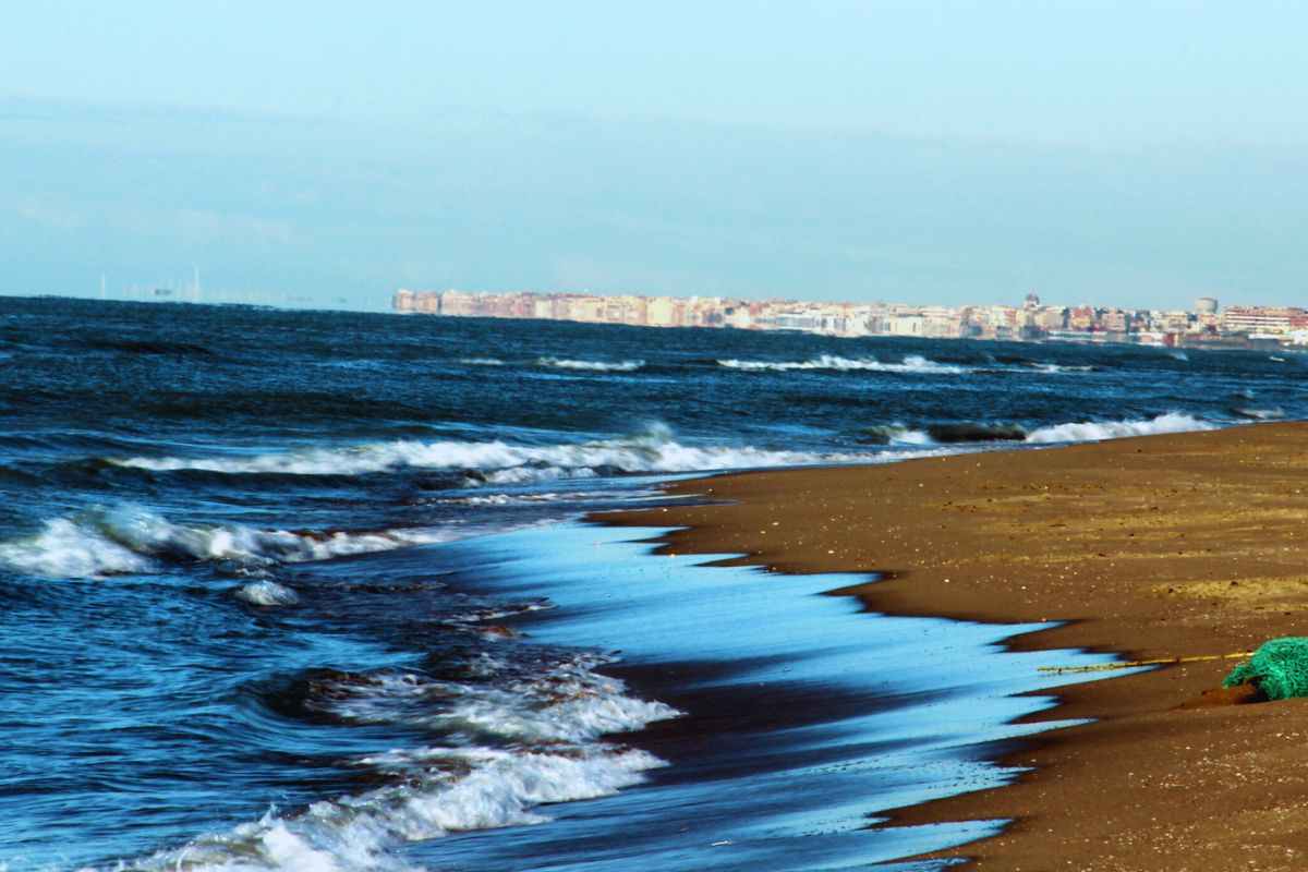 una spiaggia con il mare agitato