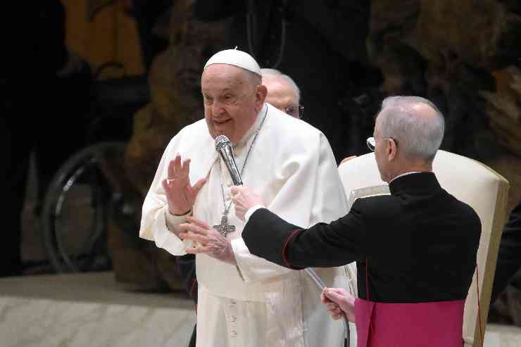 papa francesco al microfono