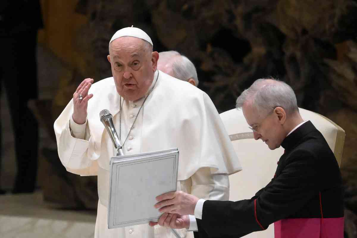 papa francesco parla al microfono