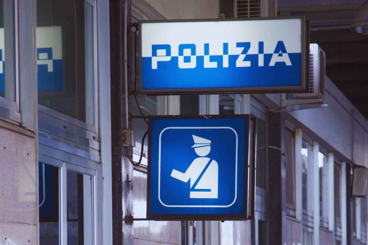 l'insegna della stazione di polizia