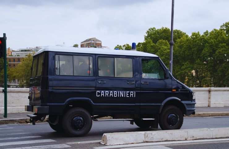 la camionetta dei carabinieri in movimento