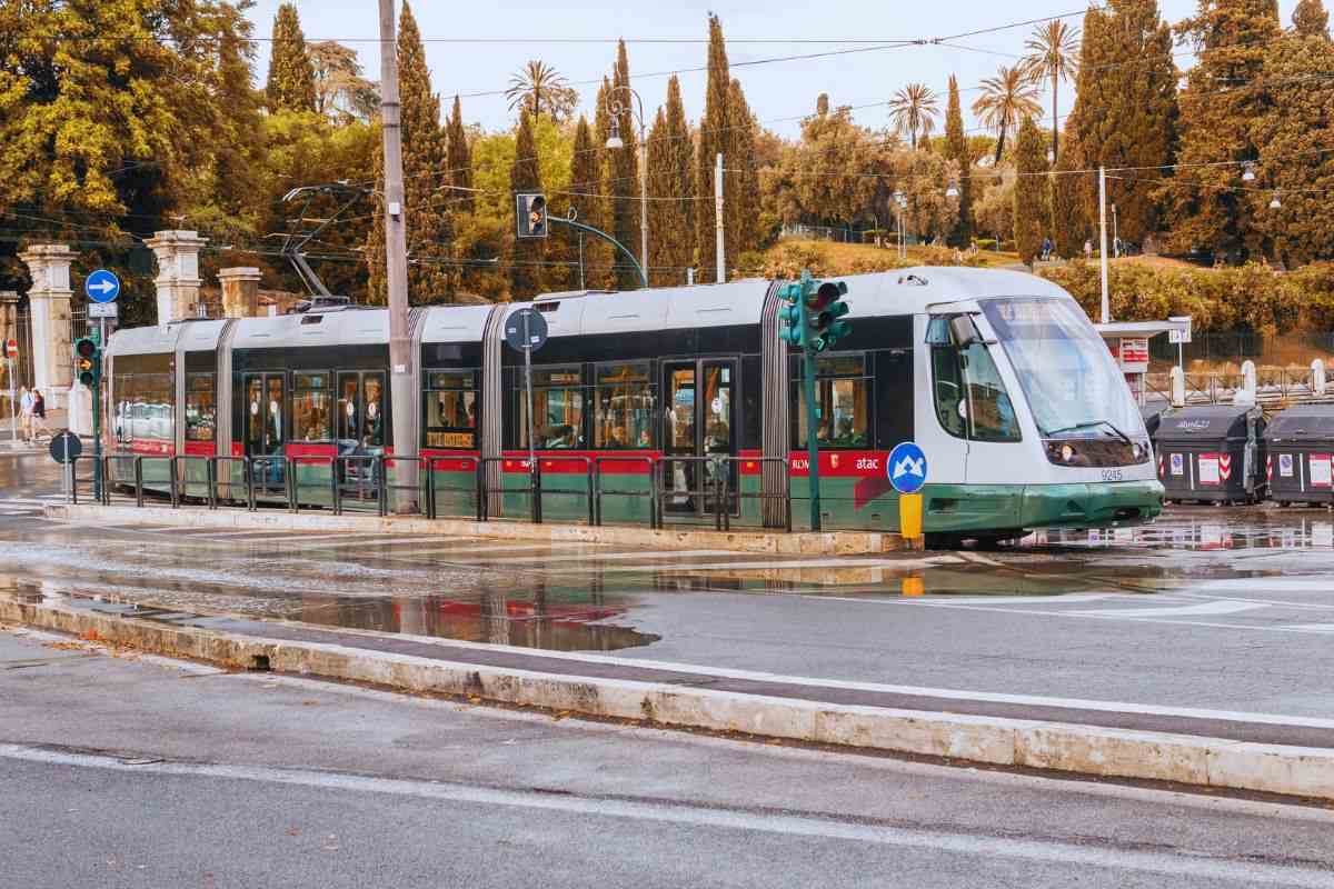 un tram dell'atac a roma