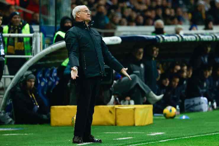 ranieri a bordocampo con sguardo sconsolato allarga le braccia