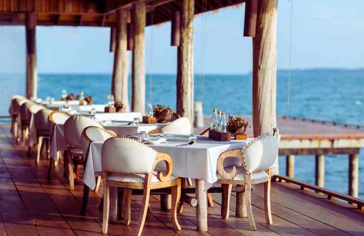 tavolini all'aperto di fronte al mare