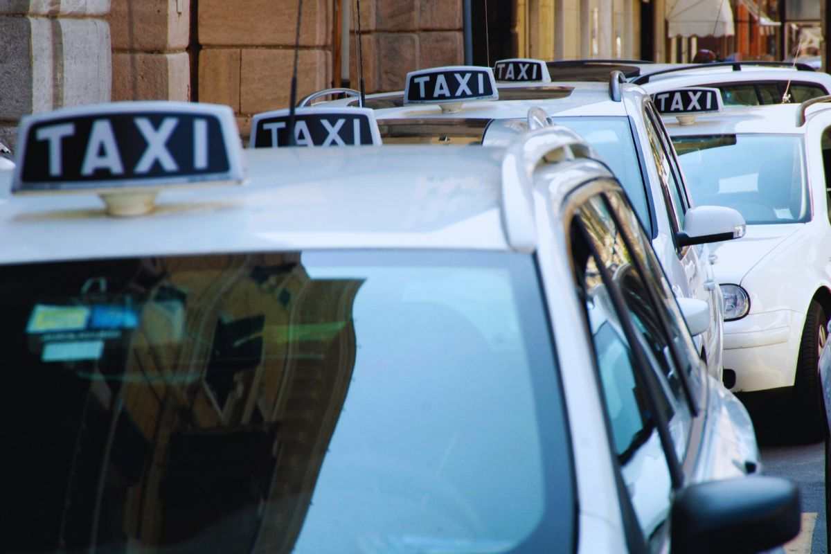 dei taxi in fila