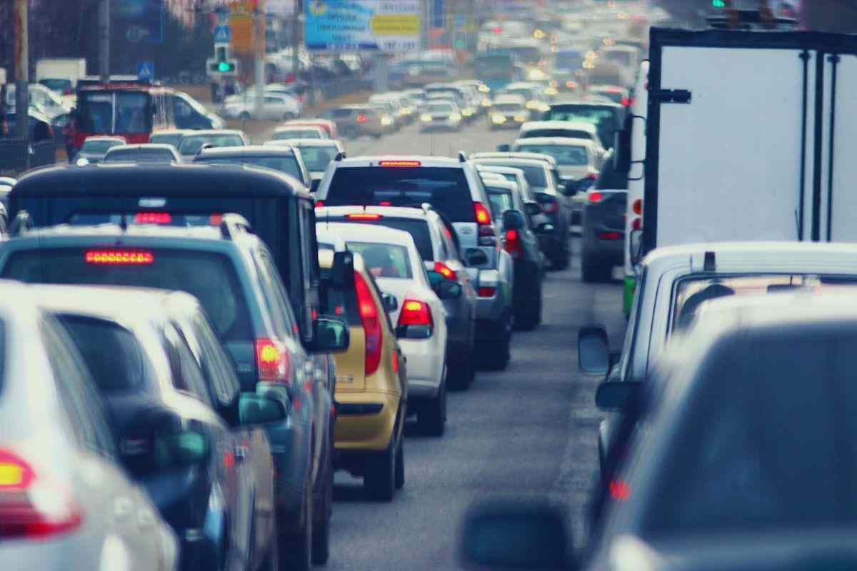 auto ferme nel traffico