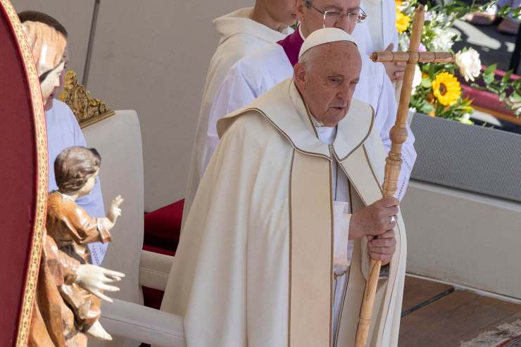 papa francesco col bastone