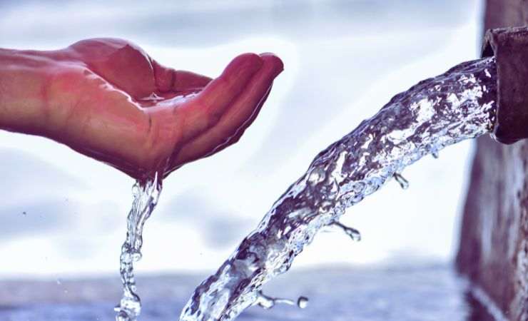 un getto d'acqua e delle mani