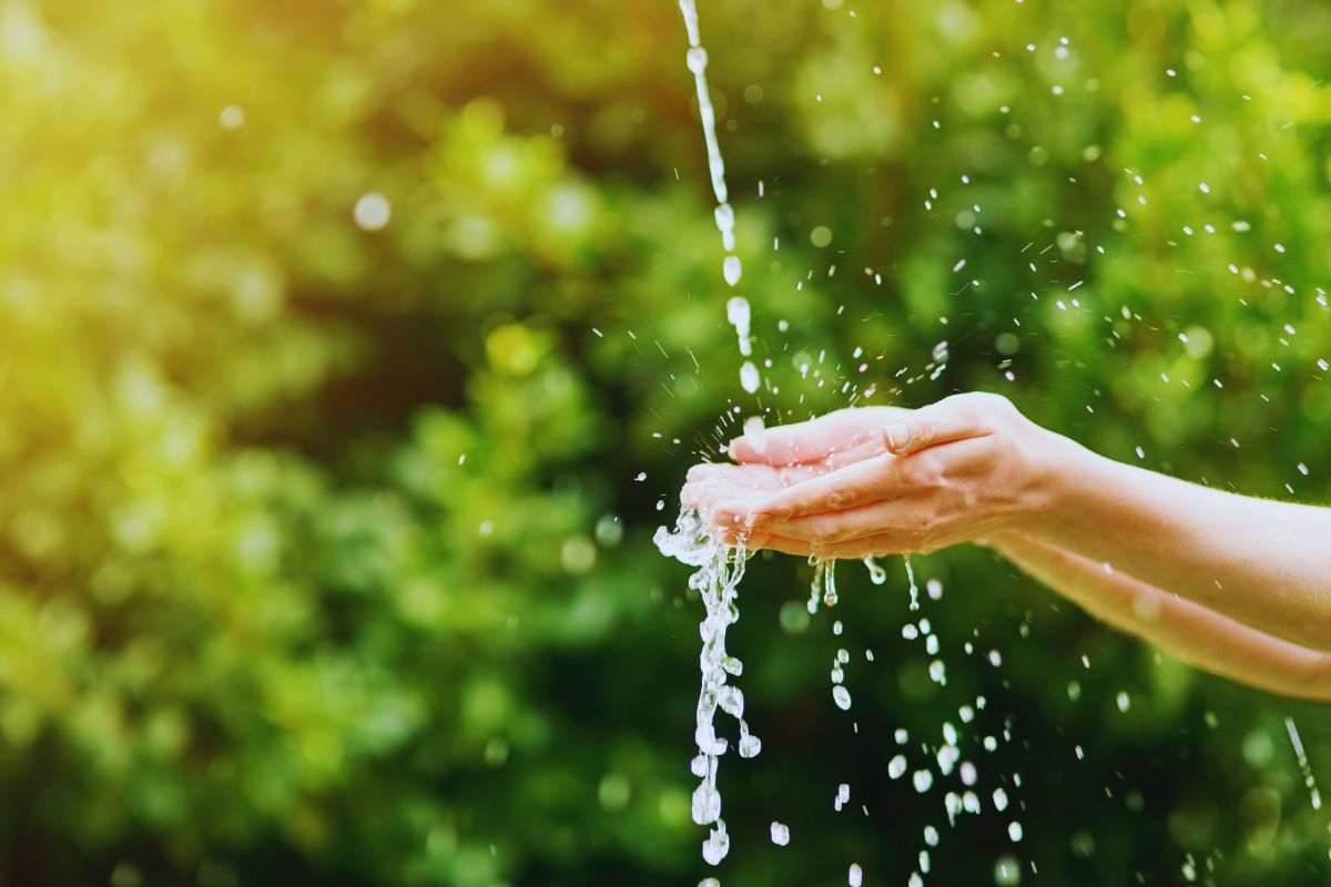 un getto d'acqua e delle mani