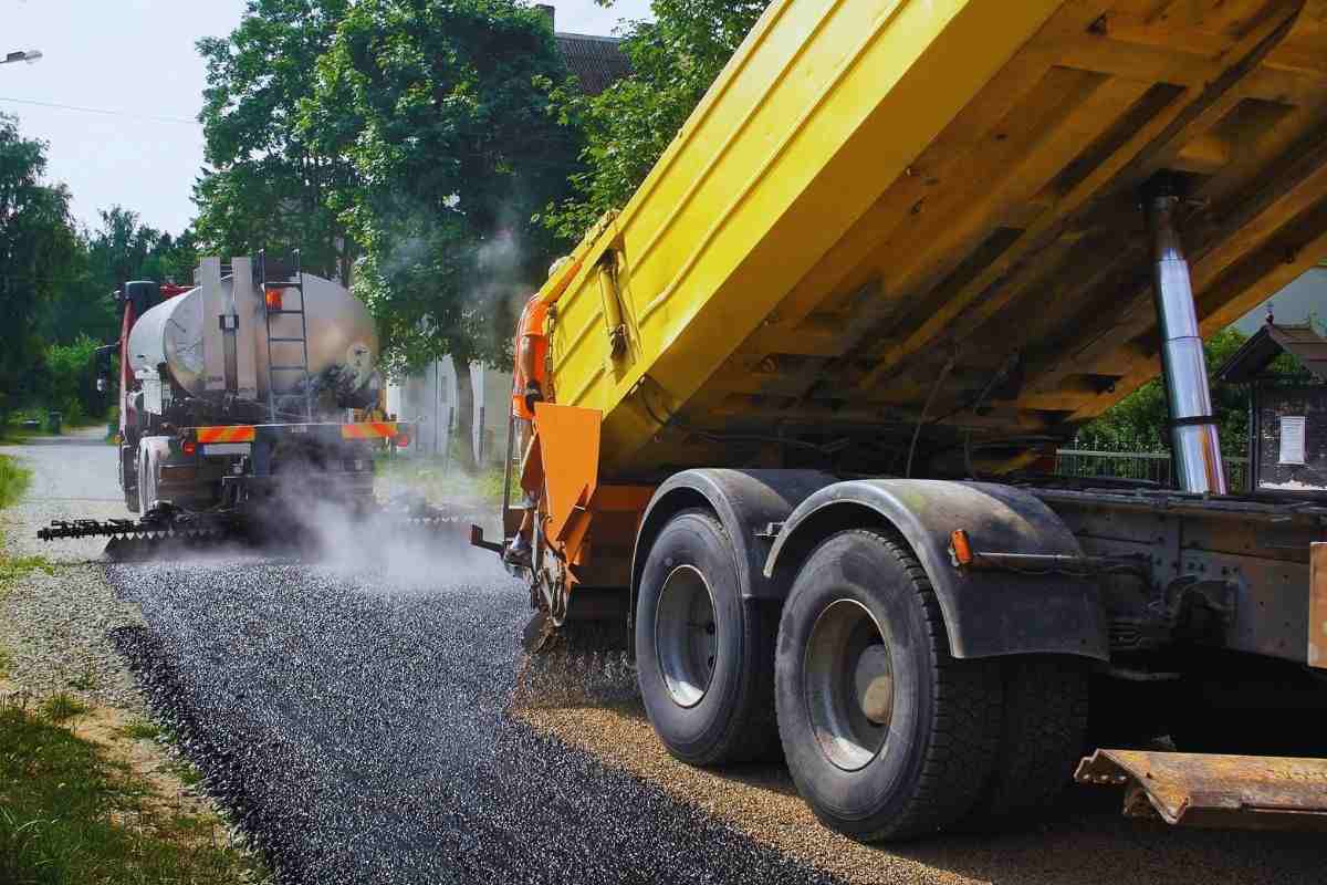 una bidoniera e dei lavori