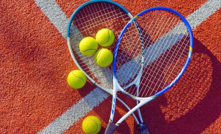 due racchette e cinque palline da tennis