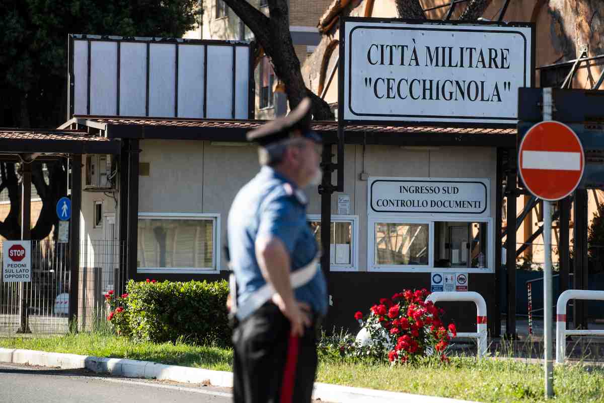 carabiniere davanti alla targa di cecchignola