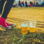 ragazza e due birre