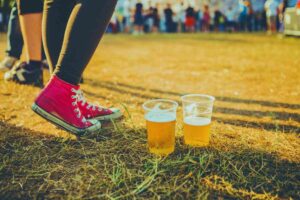 ragazza e due birre