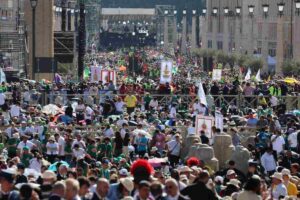 tanta gente in piazza per il papa