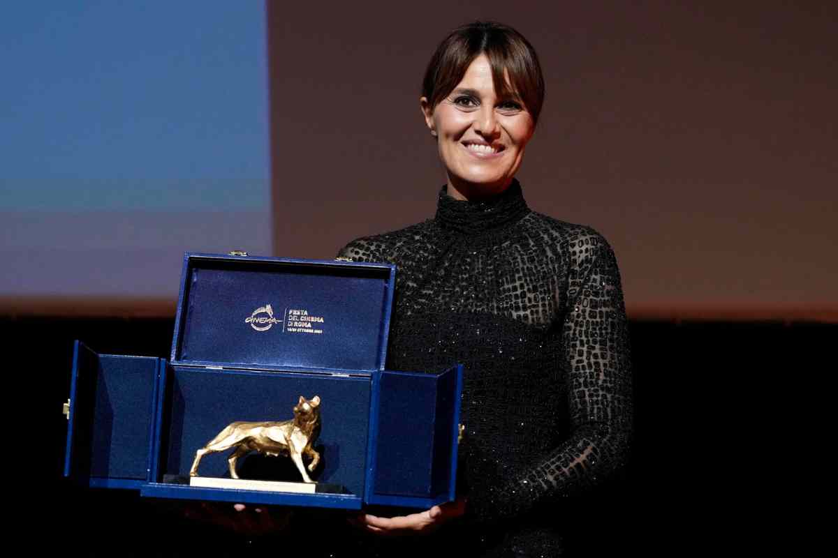 l'attrice Paola Cortellesi con il premio del Festival del Cinema di Roma