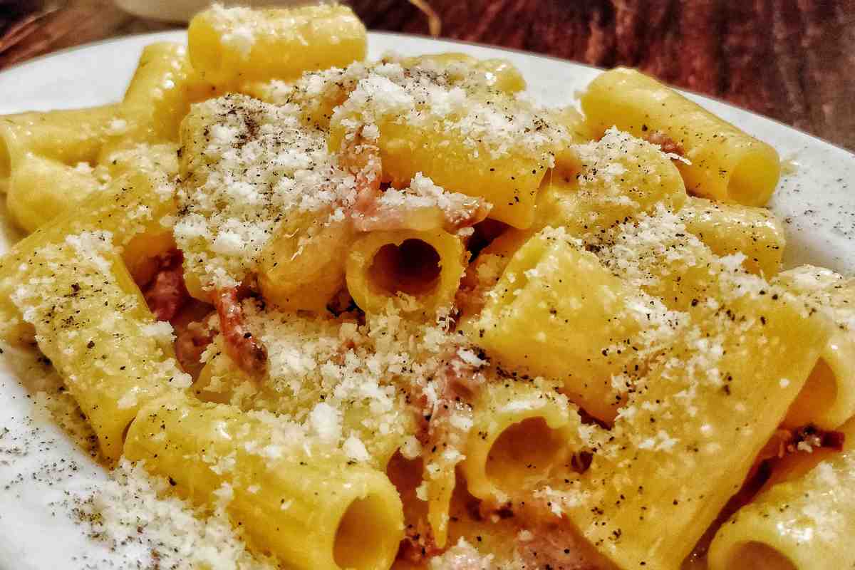 un piatto di rigatoni alla carbonara