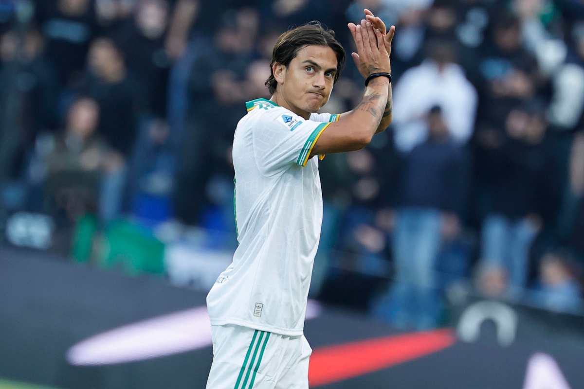 Paulo Dybala applaude i tifosi della Roma dopo il gol segnato al Sassuolo
