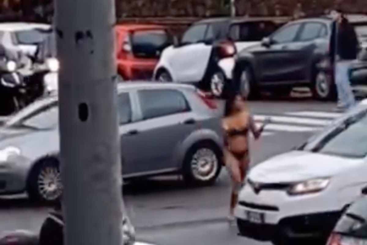 donna nuda blocca il traffico in via Nomentana