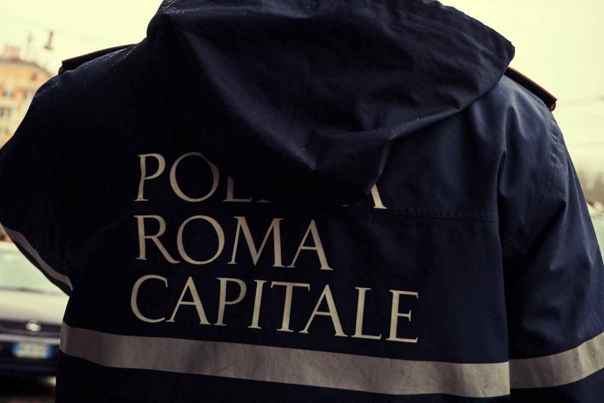 donna nuda blocca il traffico in via Nomentana