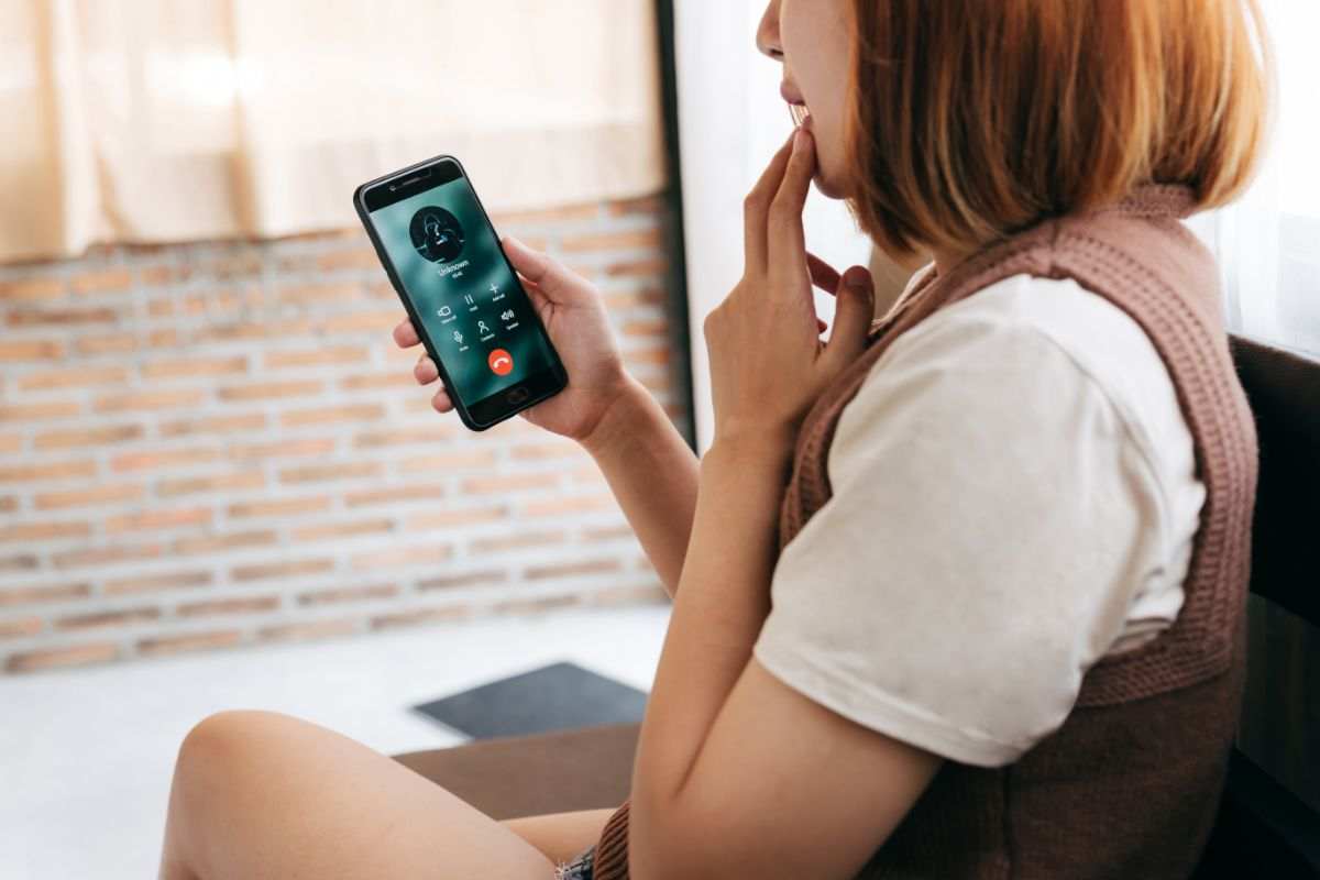 Ragazza con cellulare