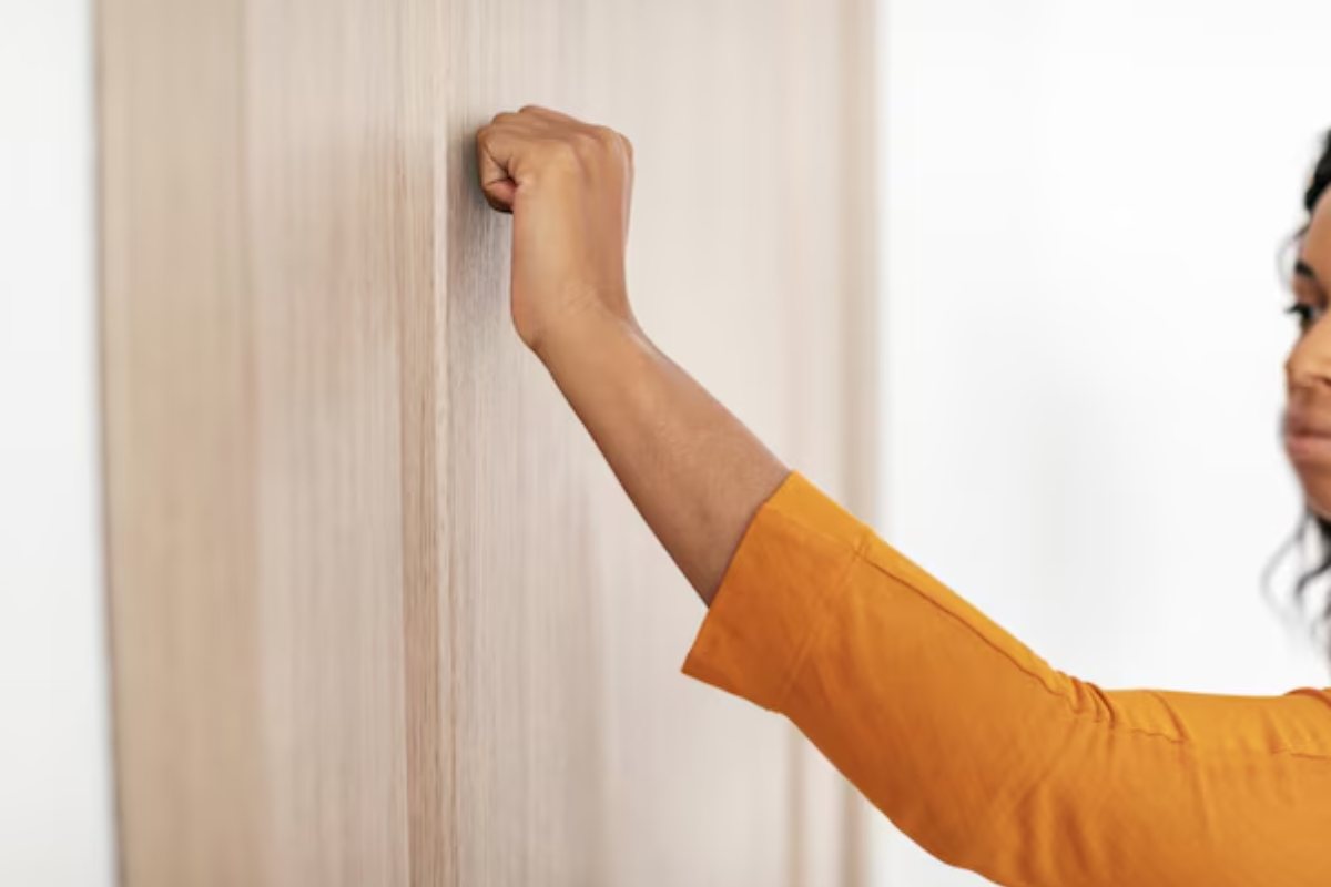donna che bussa alla porta