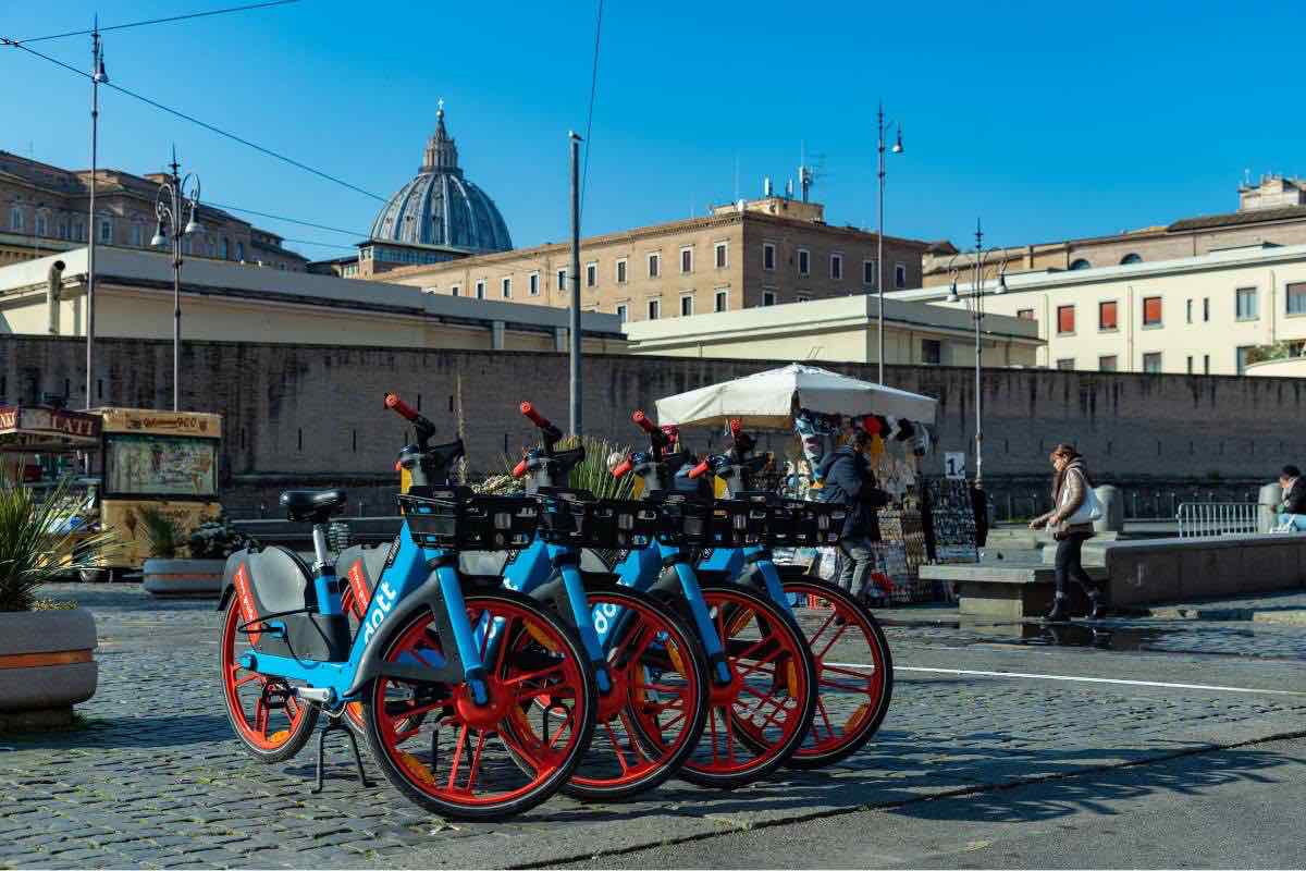 Antitrust nelle sedi degli operatori di bici e monopattini elettrici